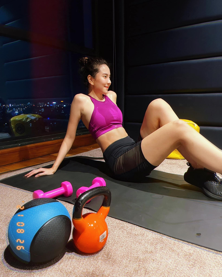 Vóc dáng cực chuẩn và vòng eo con kiến của MC Mai Ngọc VTV - 5