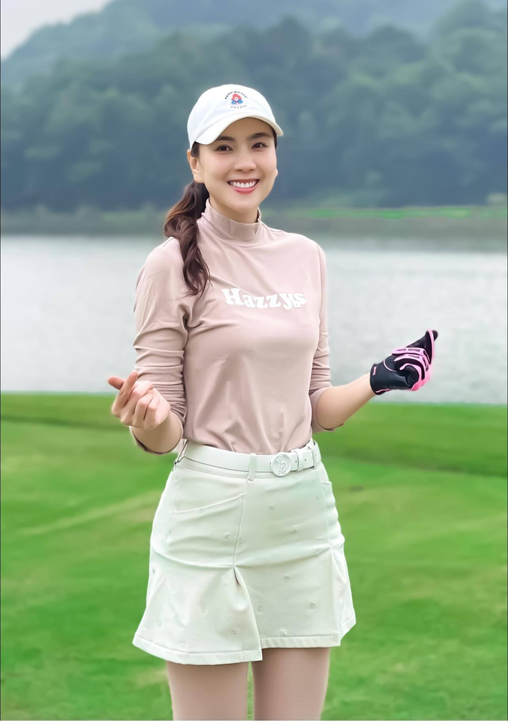 Vóc dáng cực chuẩn và vòng eo con kiến của MC Mai Ngọc VTV - 9