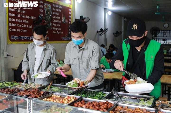 Quảng Ngãi: Người tiêm ít nhất 1 mũi vaccine mới được ăn uống tại quán - 1