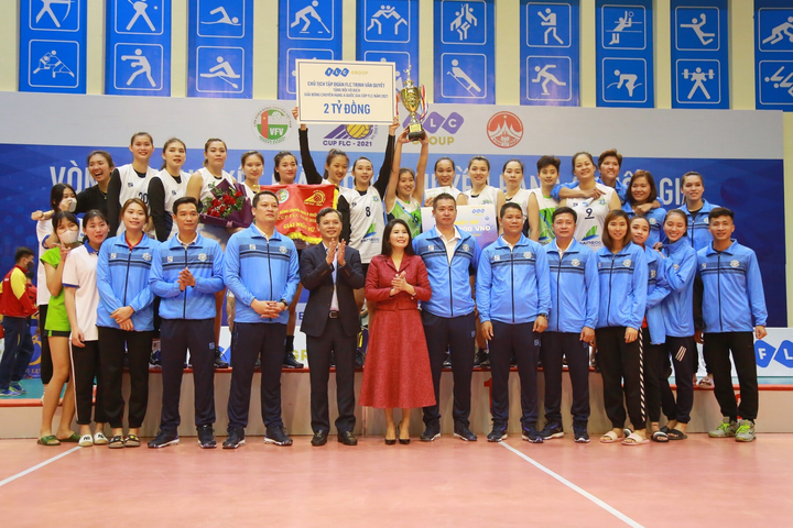 Ông Trịnh Văn Quyết thưởng đội bóng chuyền nữ Bamboo Airways Vĩnh Phúc 2 tỷ đồng - 2