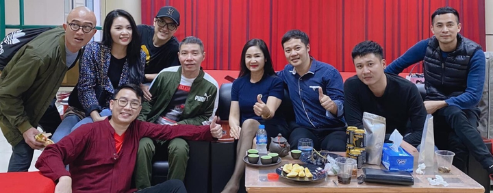 NSND Công Lý bình phục, chụp ảnh cùng NSND Thu Hà - 1