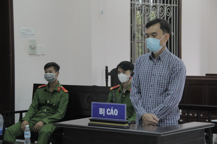 Đại tá công an 'dỏm' bị tuyên phạt 18 năm tù - 1