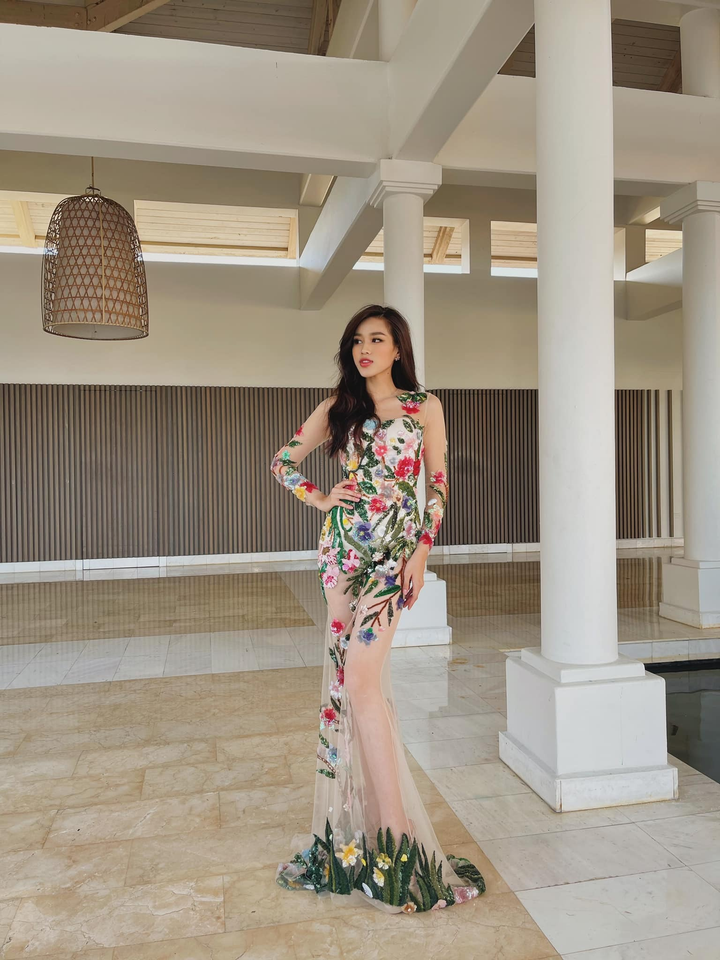 Nhan sắc Đỗ Thị Hà bừng sáng trong nắng Puerto Rico - 12