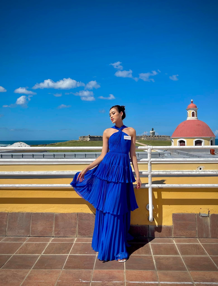 Nhan sắc Đỗ Thị Hà bừng sáng trong nắng Puerto Rico - 6
