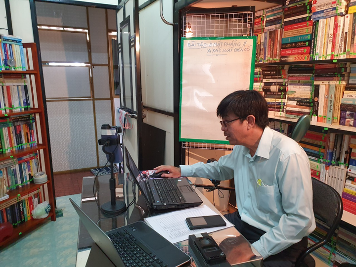 Thầy giáo nhận giải thưởng giáo dục ngay trước ngày nghỉ hưu - 2