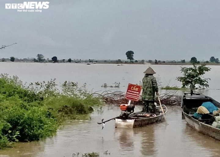 Ảnh: Mưa lũ gây ngập, chia cắt nhiều nơi ở Bình Định, Gia Lai - 4