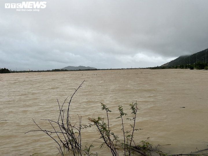 Ảnh: Mưa lũ gây ngập, chia cắt nhiều nơi ở Bình Định, Gia Lai - 9