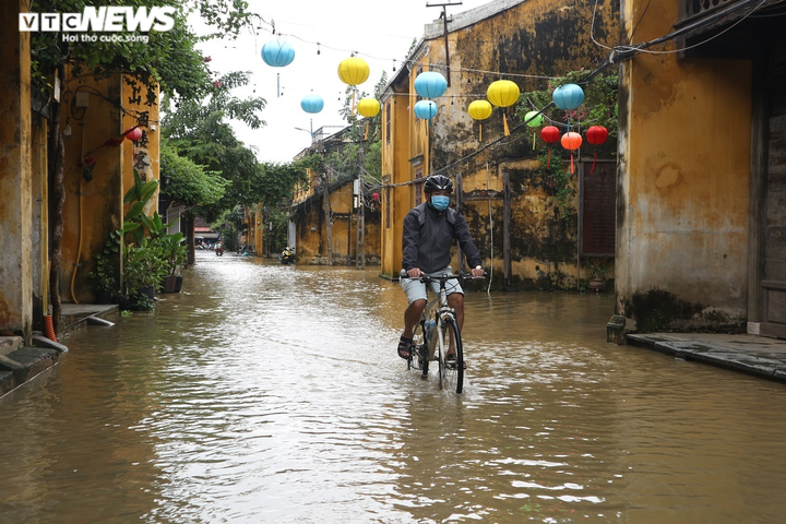 Ảnh: Lũ lại về, nước bủa vây các cung đường trong khu phố cổ Hội An - 6
