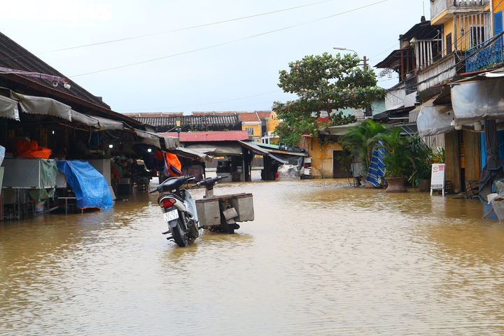 Ảnh: Lũ lại về, nước bủa vây các cung đường trong khu phố cổ Hội An - 4