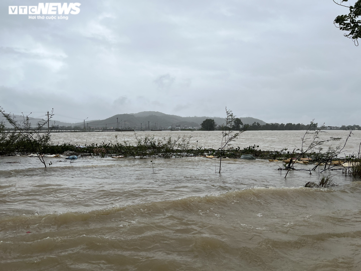 Ảnh: Mưa lũ gây ngập, chia cắt nhiều nơi ở Bình Định, Gia Lai - 11