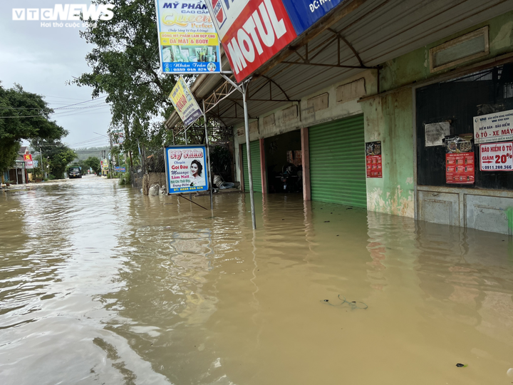 Ảnh: Mưa lũ gây ngập, chia cắt nhiều nơi ở Bình Định, Gia Lai - 7