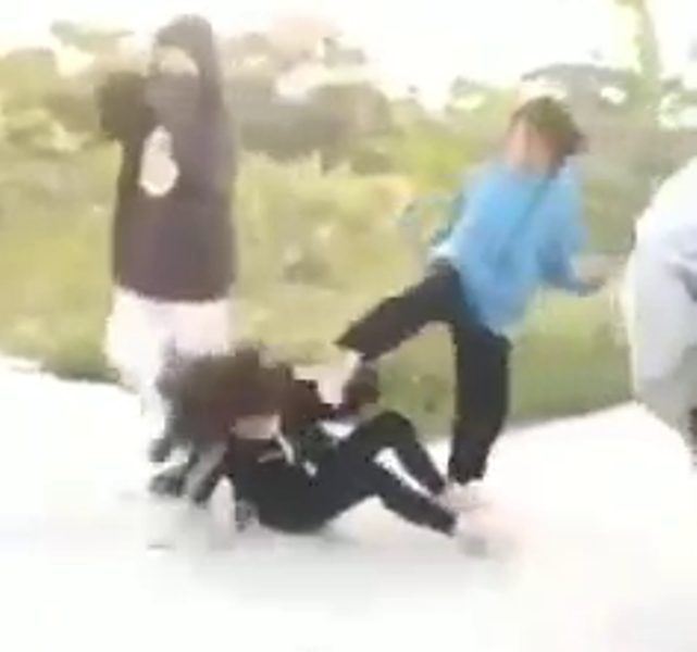 Nói xấu nhau trên mạng xã hội, nhóm nữ sinh Thanh Hóa đánh bạn tơi tả - 1