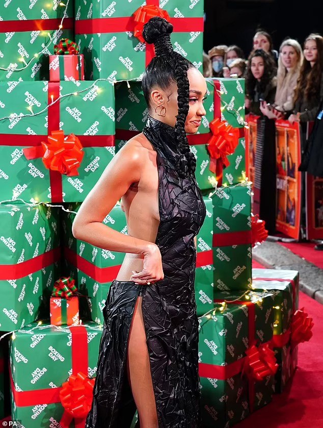 Mặc hở quá đà, nữ ca sĩ khốn khổ che chắn trên thảm đỏ - 3