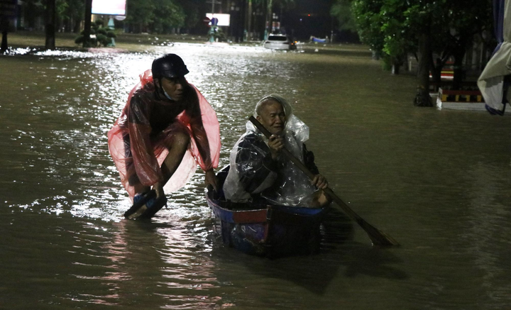 Phú Yên: Nhiều vùng vẫn ngập sâu, 6 người chết và mất tích do mưa lũ - 4