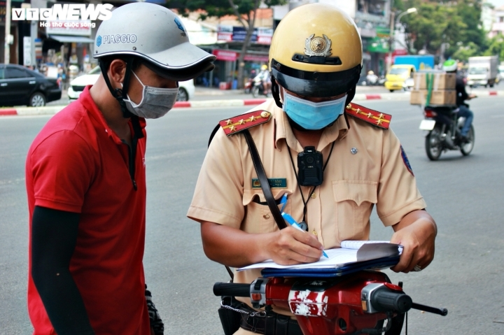 CSGT TP.HCM xử lý xe cũ nát: Nhiều chủ xe kể khổ, khóc mếu vì mất 'cần câu cơm' - 3