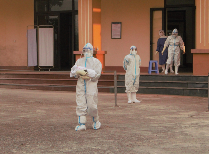 Mẹ là F0, bé trai chào đời khoẻ mạnh ở bệnh viện dã chiến - 1