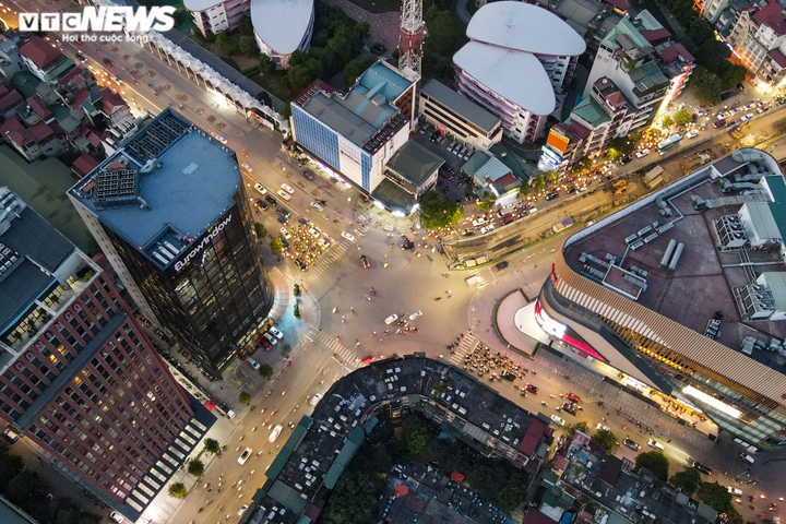 Ảnh: Công nhân chia ca, làm 12 giờ/ngày thi công cầu chữ C đầu tiên ở Hà Nội - 1