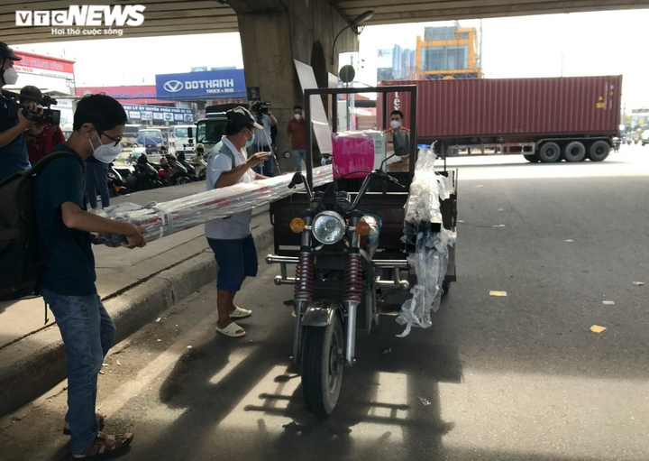 CSGT TP.HCM xử lý xe cũ nát: Nhiều chủ xe kể khổ, khóc mếu vì mất 'cần câu cơm' - 2