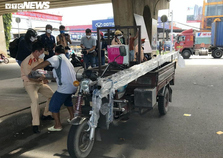 CSGT TP.HCM xử lý xe cũ nát: Nhiều chủ xe kể khổ, khóc mếu vì mất 'cần câu cơm' - 1