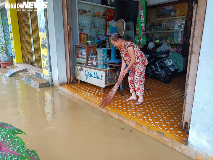 Ảnh: Mưa lớn, lũ dâng, gần 8.300 nhà dân ở TP Nha Trang chìm trong biển nước - 8