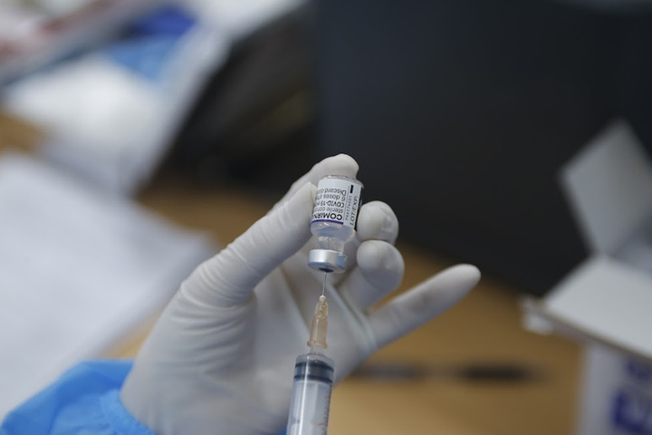 Gia hạn vaccine Pfizer cho trẻ từ tháng 10, sao không báo sớm với phụ huynh? - 1