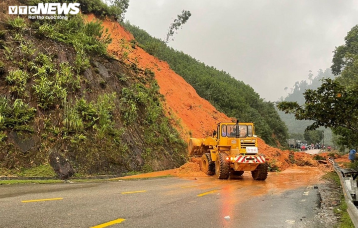 Ảnh: Sạt lở khiến hàng loạt tuyến giao thông tê liệt, nhiều địa phương bị cô lập - 3