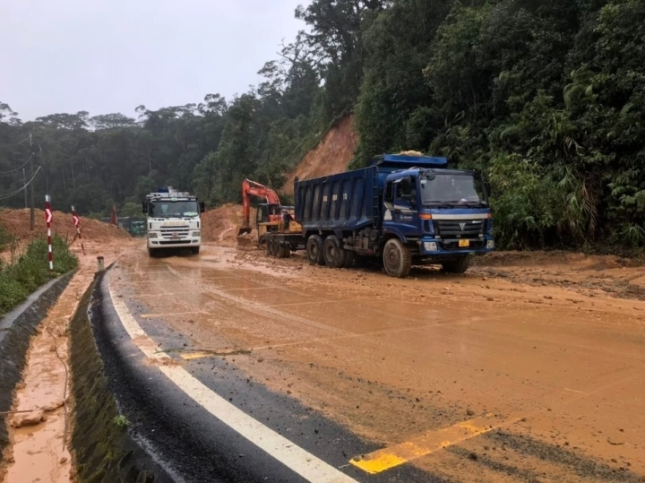 Ảnh: Sạt lở khiến hàng loạt tuyến giao thông tê liệt, nhiều địa phương bị cô lập - 9
