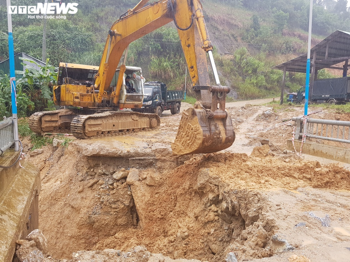 Ảnh: Sạt lở khiến hàng loạt tuyến giao thông tê liệt, nhiều địa phương bị cô lập - 7