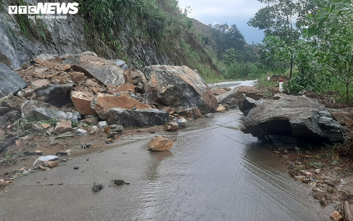 Ảnh: Sạt lở khiến hàng loạt tuyến giao thông tê liệt, nhiều địa phương bị cô lập - 5