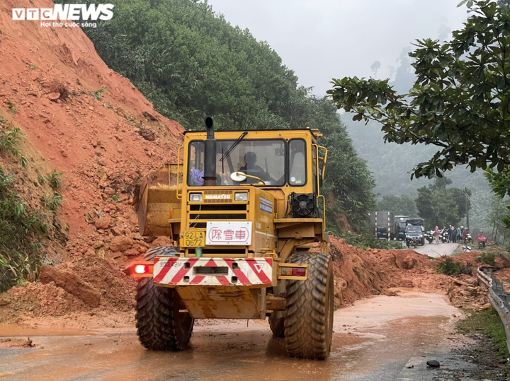 Ảnh: Sạt lở khiến hàng loạt tuyến giao thông tê liệt, nhiều địa phương bị cô lập - 4