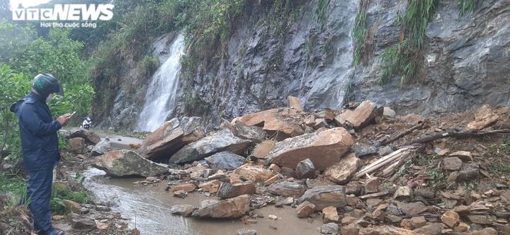 Ảnh: Sạt lở khiến hàng loạt tuyến giao thông tê liệt, nhiều địa phương bị cô lập - 6
