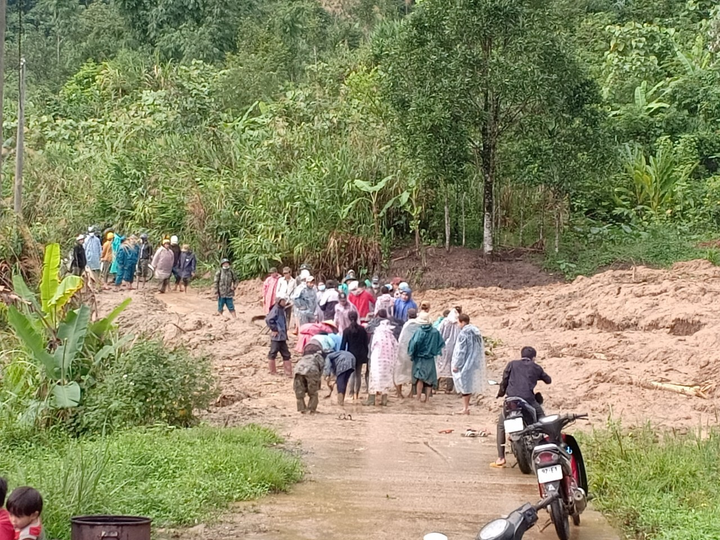 Ảnh: Sạt lở khiến hàng loạt tuyến giao thông tê liệt, nhiều địa phương bị cô lập - 8