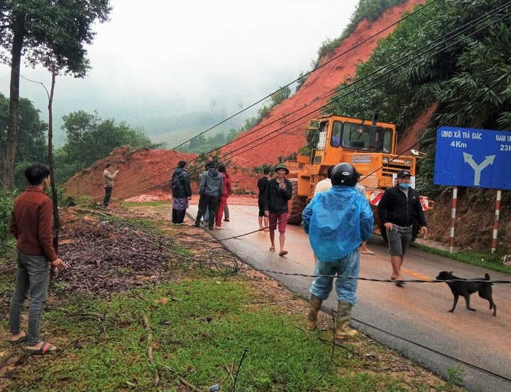 Ảnh: Sạt lở khiến hàng loạt tuyến giao thông tê liệt, nhiều địa phương bị cô lập - 2