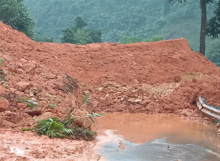 Ảnh: Sạt lở khiến hàng loạt tuyến giao thông tê liệt, nhiều địa phương bị cô lập - 1