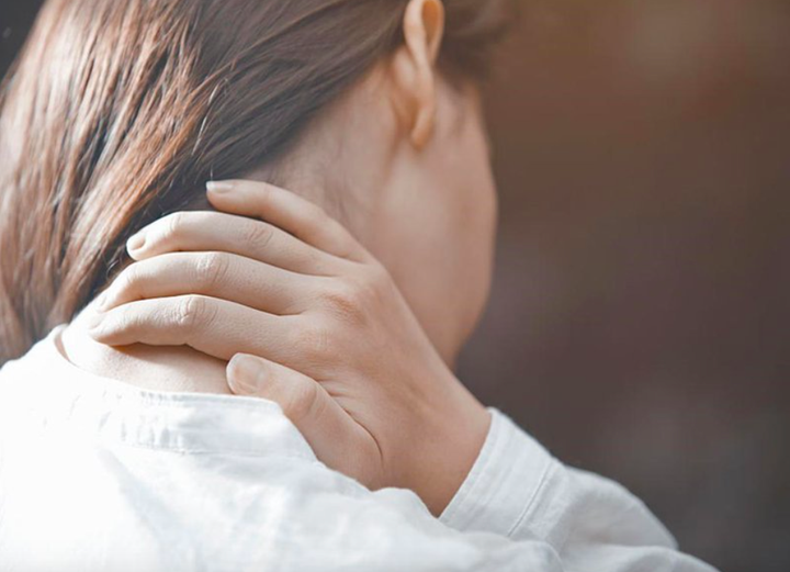 Có 4 trong 9 triệu chứng này thì bạn đã bị bệnh thoái hóa đốt sống cổ 'gọi tên' - 2