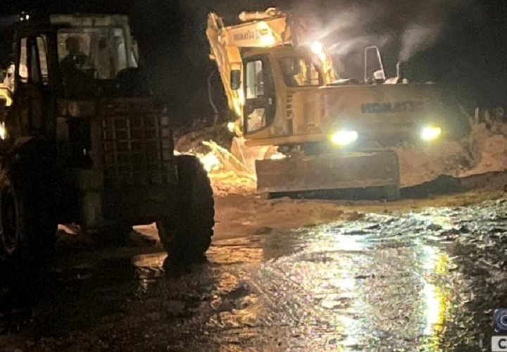 Ảnh: Sạt lở khiến hàng loạt tuyến giao thông tê liệt, nhiều địa phương bị cô lập - 10