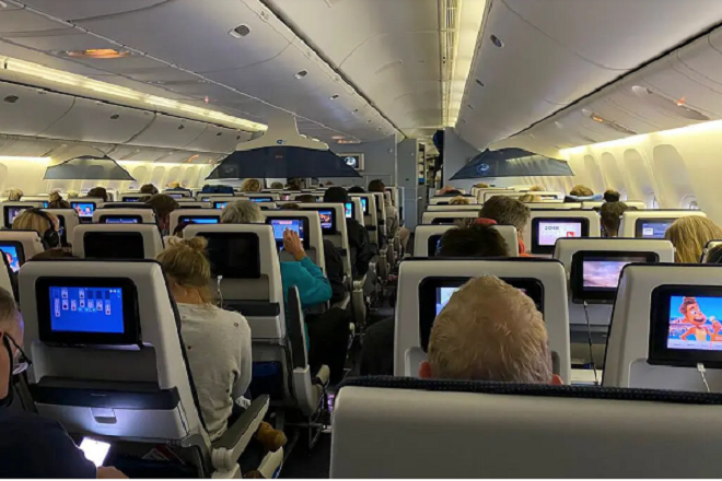 'Quả bom' Omicron trên chuyến bay từ Nam Phi tới châu Âu - 1