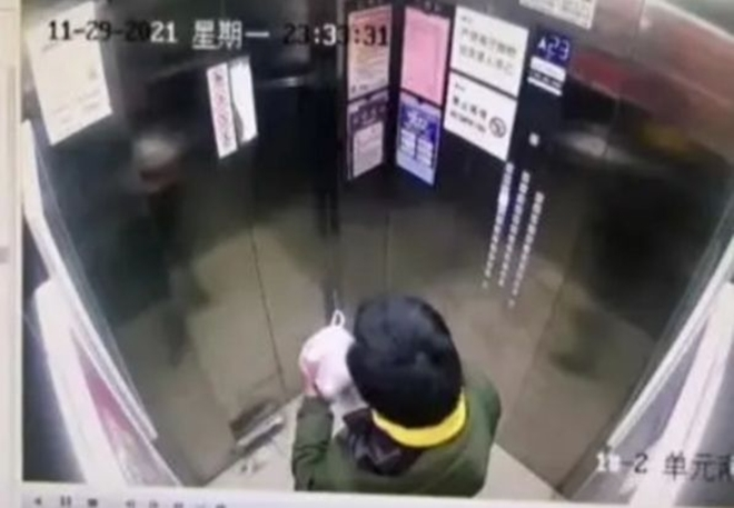 Shipper biến thái đi tiểu vào món ăn khách gọi, dân mạng bừng bừng đòi trị tội - 1