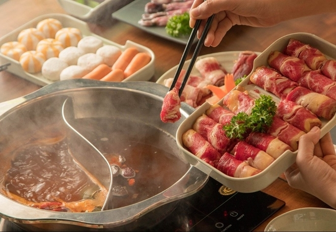 Gã trai độc ác dúi đầu bạn gái vào nồi lẩu - 1