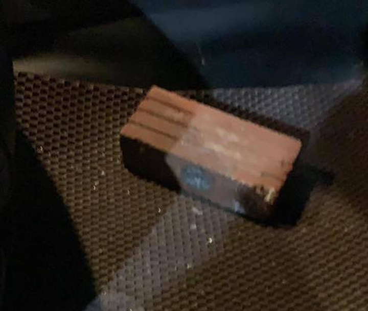 Ô tô bị ném gạch vỡ kính trên cao tốc Hà Nội - Thái Nguyên - 1