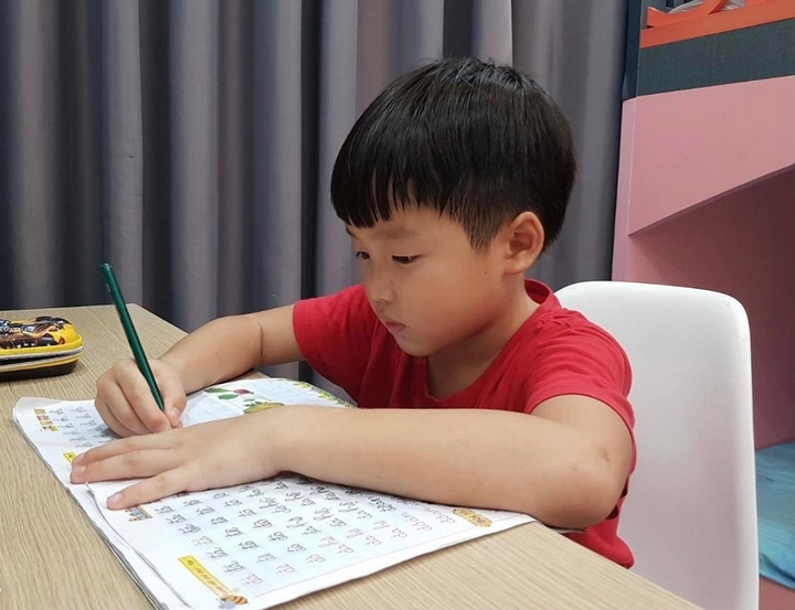 Trẻ lớp 1 ở TP.HCM sắp đi học trực tiếp: Phụ huynh 'người muốn, người không' - 1