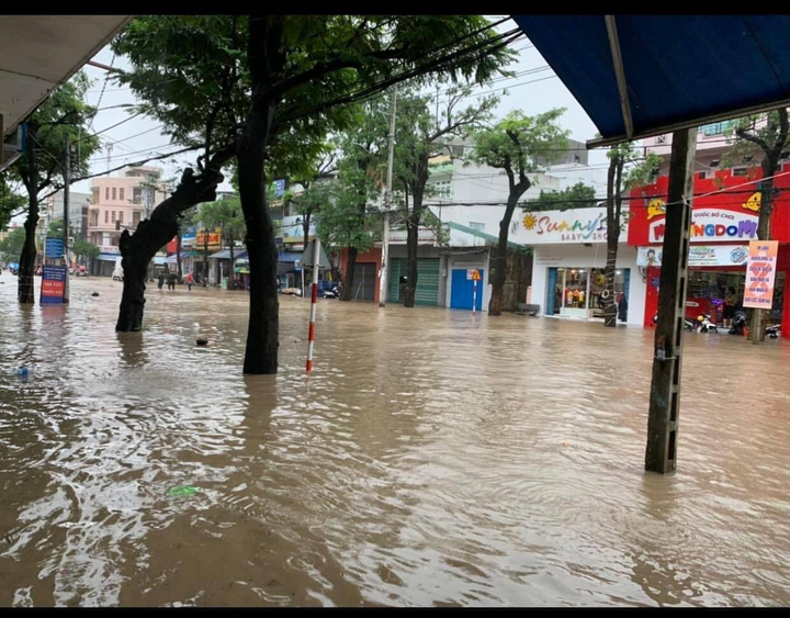 Phú Yên: Nhiều vùng vẫn ngập sâu, 6 người chết và mất tích do mưa lũ - 1