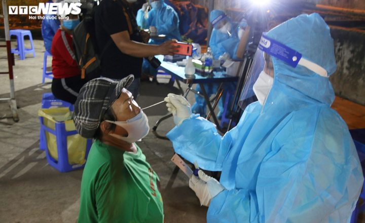 Đà Nẵng: Số ca COVID-19 vẫn ở mức cao, trong 31 F0 chưa cách ly có 3 tiểu thương - 1