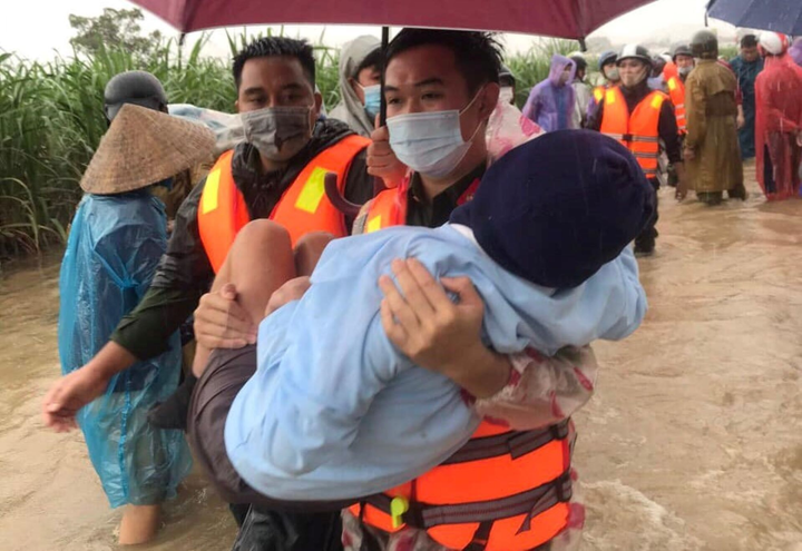 Hình ảnh ở tâm lũ Phú Yên: 10 người chết, mất tích, nhà cửa ngập sâu - 14