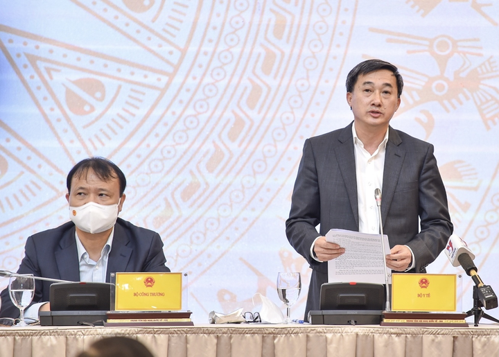  Thứ trưởng Bộ Y tế: Việt Nam đủ vaccine COVID-19 để tiêm mũi 3 - 1