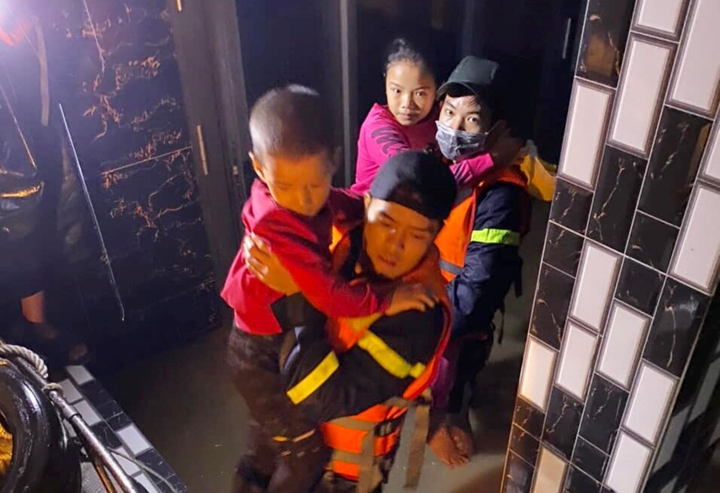 Hình ảnh ở tâm lũ Phú Yên: 10 người chết, mất tích, nhà cửa ngập sâu - 13