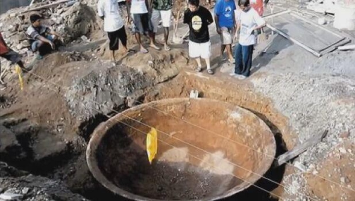 Đào móng xây nhà, phát hiện cổ vật khổng lồ kỳ lạ - 1