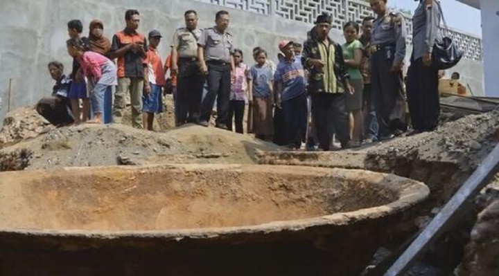 Đào móng xây nhà, phát hiện cổ vật khổng lồ kỳ lạ - 3