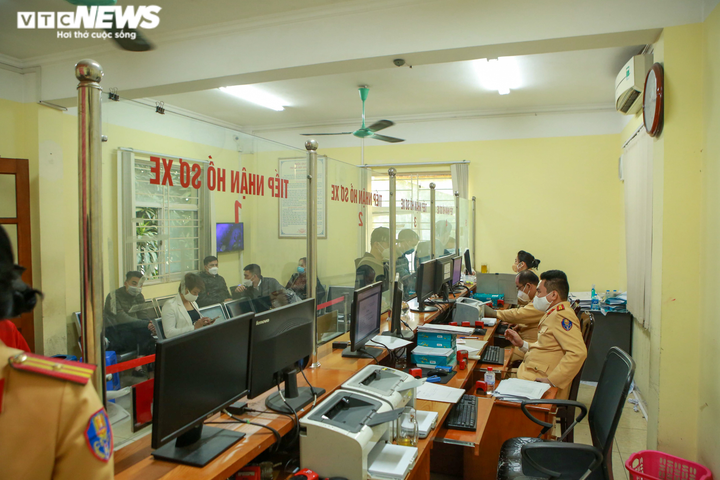 Ảnh: Giảm 50% lệ phí trước bạ, người Hà Nội xếp hàng chật kín điểm đăng ký xe - 6