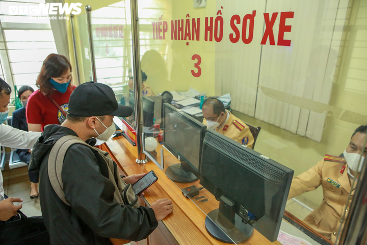 Ảnh: Giảm 50% lệ phí trước bạ, người Hà Nội xếp hàng chật kín điểm đăng ký xe - 7